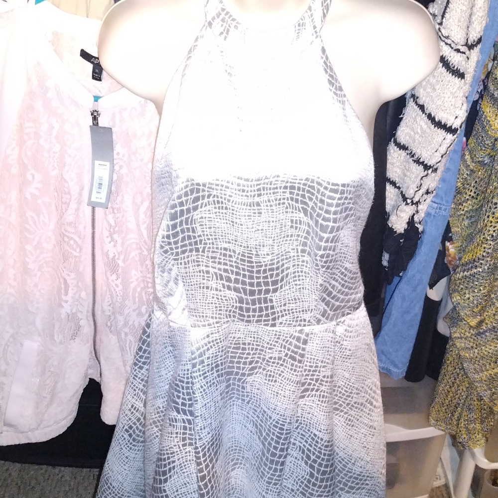 Beautiful dress - Picture 2 of 2